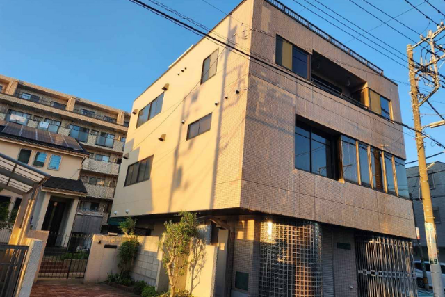 社屋の外装と内装を一新する工事計画の立案