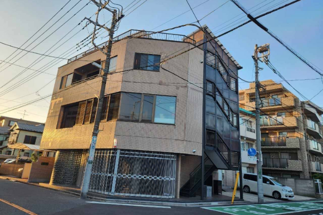 社屋の外装と内装を一新する工事計画の立案