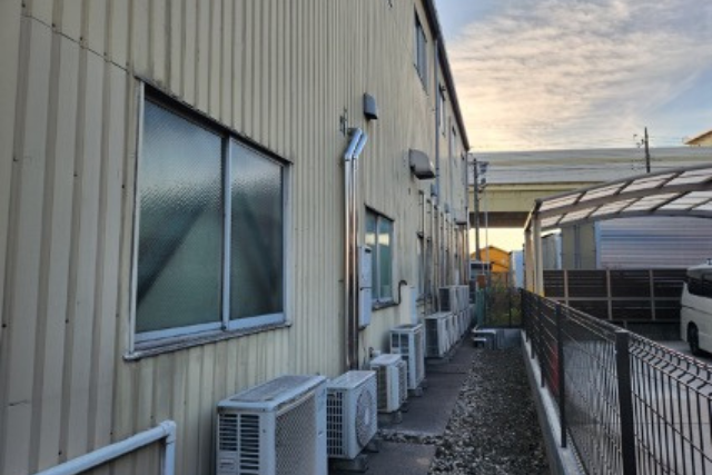 およそ30年間改修なしで、外壁と屋根が劣化していた工場