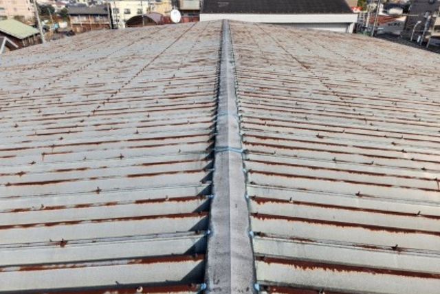 およそ30年間改修なしで、外壁と屋根が劣化していた工場