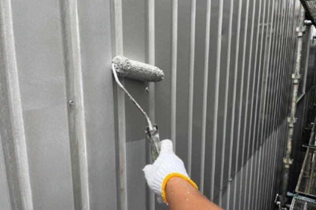 屋根は吹付け塗装、外壁はローラー塗装